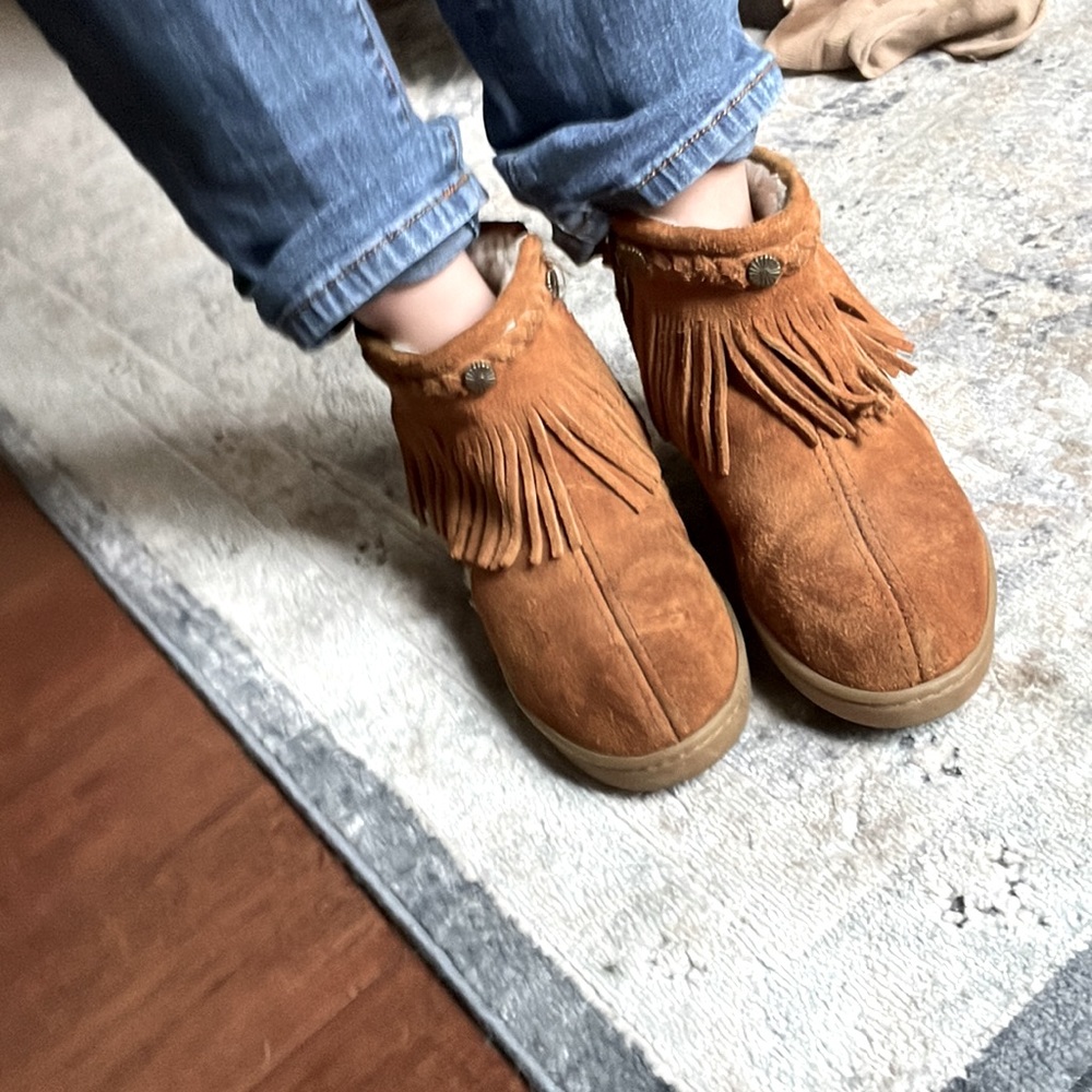 Final donating Monday 1/23🌟Minnetonka Fringe Moccasin Booties
